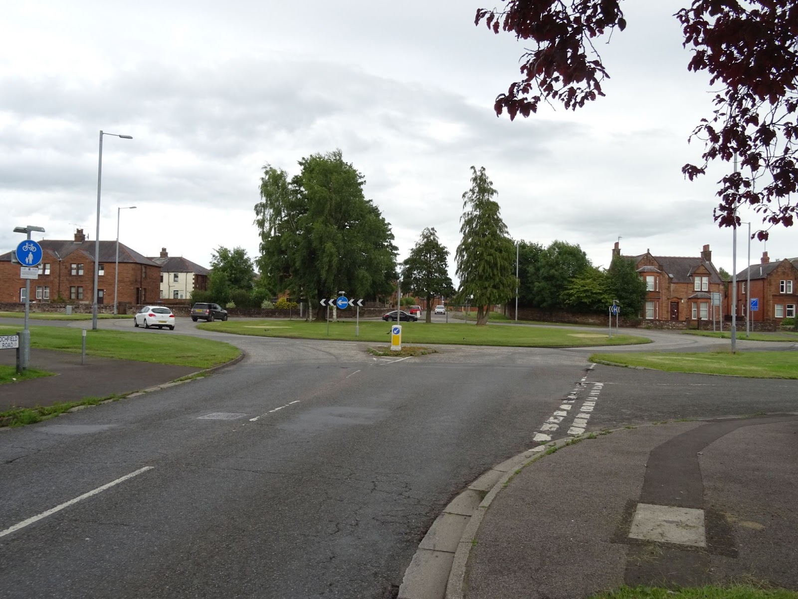Roundabout with large circle and plenty of space around the middle